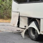 U Leposaviću autobus udario parkirani automobil i napustio mesto nezgode