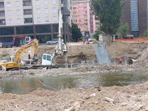 Od fiskalizacije do mostova: Odluke kosovske vlade se dovode u pitanje