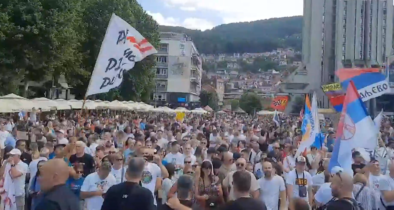 Policija privela demonstrante kod Sajma, zabranjen protest Zbora, pooštrava se sukob vlasti i građanabu