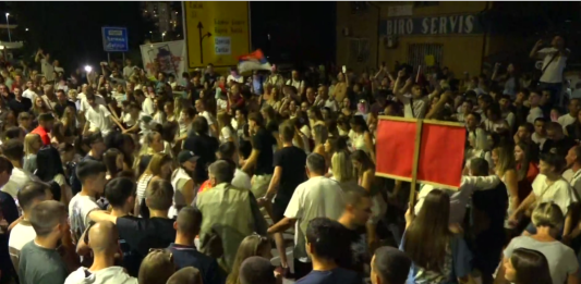 Užičko kolo na blokadi u Užicu; Poruka tužiocima: Zakletvu ste dali građanima, ne partiji, slušajte Ustav, ne komandu