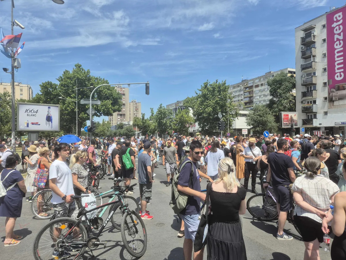 Osam meseci od pada nadstrešnice: Građani odali poštu, i danas blokade širom Srbije