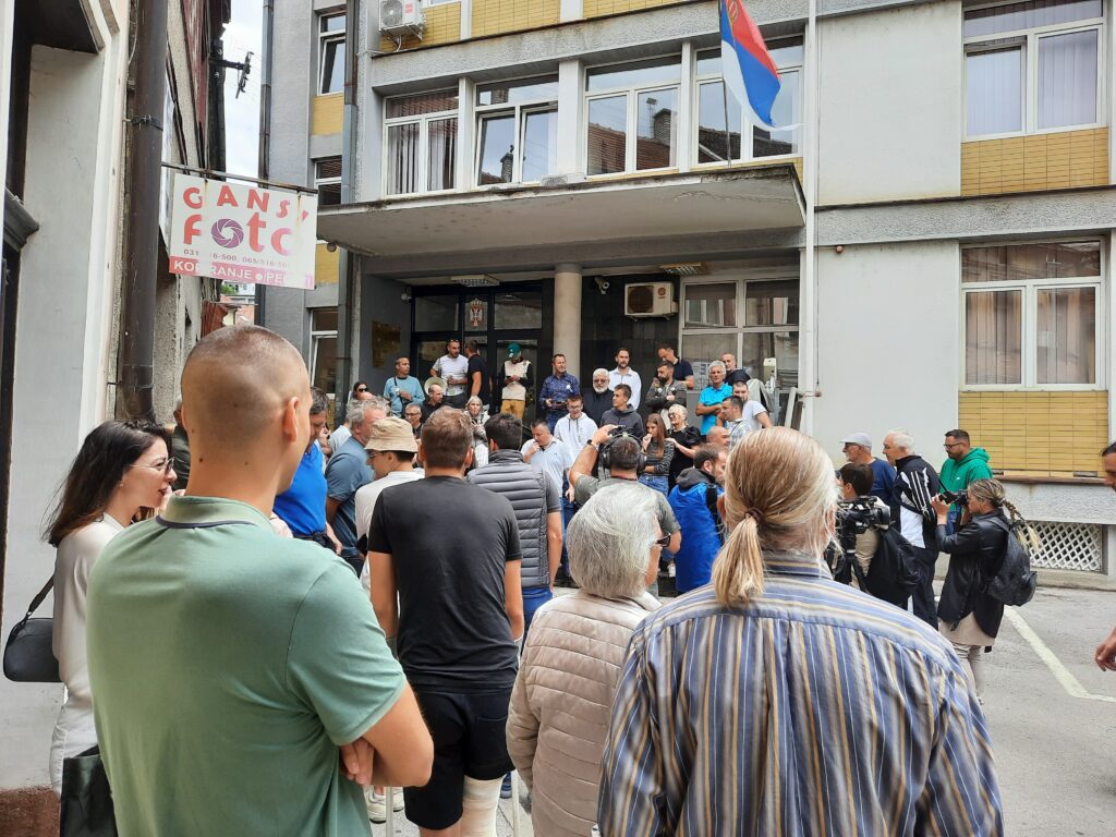 Užičani blokraju institucije, u Novom Sadu večeras "Neposlušni korzo"