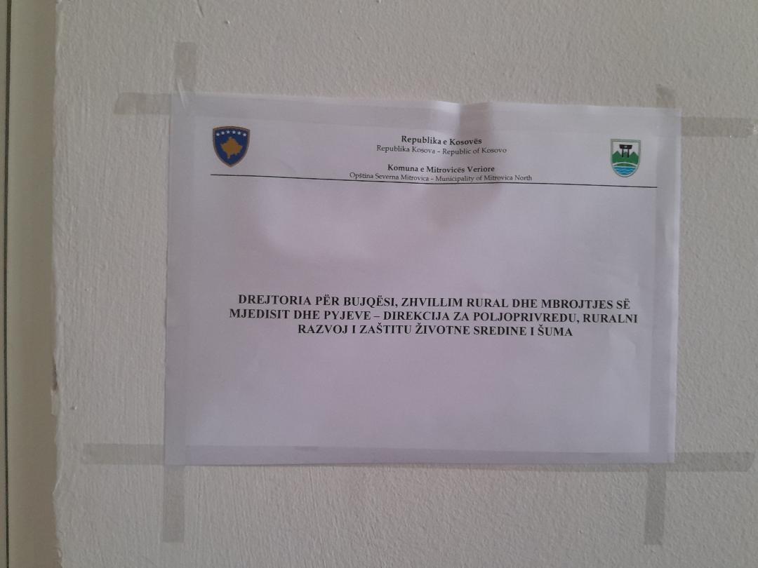 Ispred ulaza u doskorašnju Ustanovu za sport i Sportski savez KiM u Kolašinskoj ulici, novi natpisi kosovskih institucija