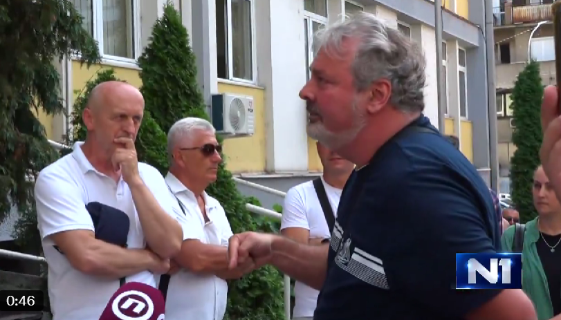 “Tetovirani policajac bije našu decu u našem gradu, nikad nismo bili ovoliko poniženi”, kaže otac privedenog studenta iz Užica