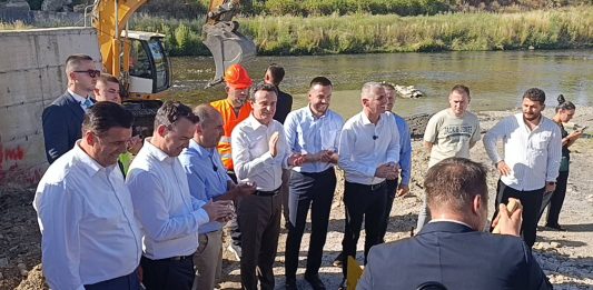 Kurti u Mitrovici položio kamen temeljac za dva nova mosta: Što više cirkulacije i saradnje