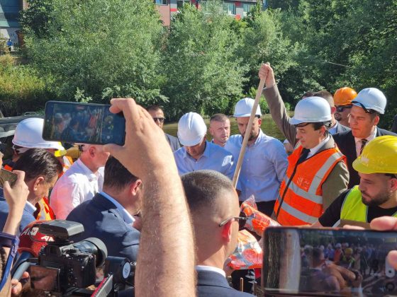 Kurti u Mitrovici položio kamen temeljac za dva nova mosta: &Scaron;to vi&scaron;e cirkulacije i saradnje