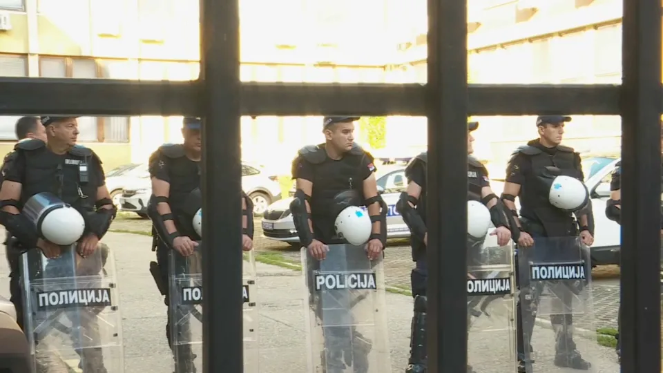 Više privedenih nakon sinoćnjih protesta u Beogradu, studenti blokirali sud u Novom Sadu, priveden pokrajinski poslanik