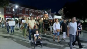 Protesti širom Srbije: Pančevci pred zatvorom, podrška za Nikolinu - "ne damo našu decu"