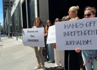 „Dalje ruke od nezavisnih medija“: Srpska dijaspora pred sedištem većinskog vlasnika Junajted medije FOTO: N1, protest