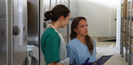Nestali forenzika dnk posmrtni ostaci analiza Evropska unija EULEX-ova forenzička antropološkinja, Luisa Marinho u mrtvačnici Kosovskog instituta za sudsku medicinu