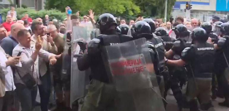 Zaječar: Napeta atmosfera, sukobi ispred i unutar gradske skupštine, studenti širom Srbije najavili nove proteste
