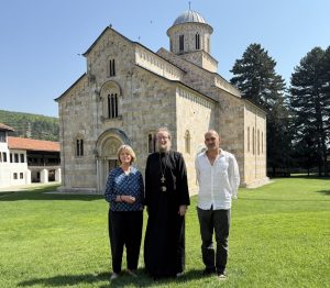 Sin i žena generala Majkla Džeksona u V.Dečanima nakon komemoracije u sedištu KFOR
