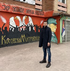 Manojlović o prefarbavanju murala: Kurtijeva poruka o proterivanju - "imate gde nazad"