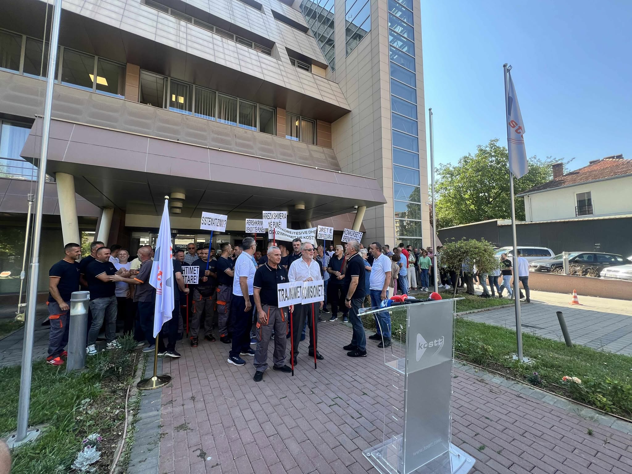 Zaposleni KOSTT-a protestovali zbog plata i uslova rada: Najavili štrajk ako se zahtevi ne ispune