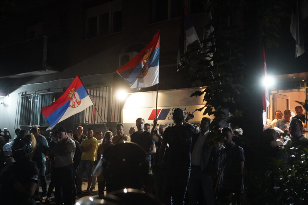 Protest zbog pomilovanja Milice Stojanović: Verbalni sukobi građana i pristalica SNS-a, bačen topovski udar