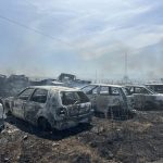 Ajvalija: Veći broj vozila izgoreo u požaru na auto-otpadu Zapaljeni automobili auto otpad deponija