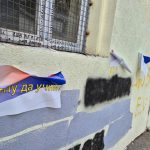 Pred početak školske godine – plakati u bojama trobojke na školama u Mitrovici FOTO: KoSSev/Plakati