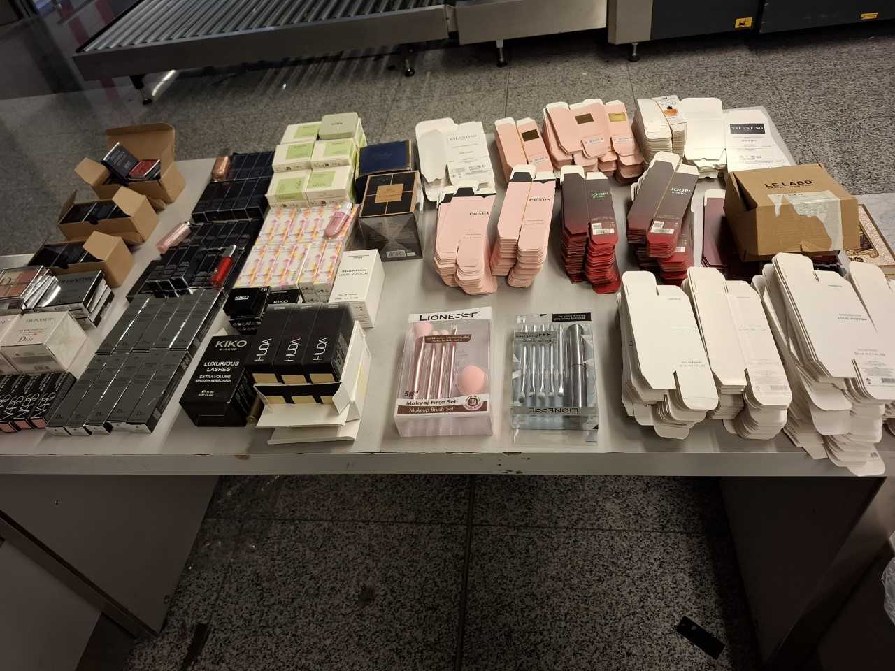 Na aerodromu u Prištini zaplenjena roba iz Turske u vrednosti preko 3.000 evra