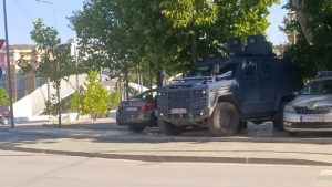 Blindirano vozilo mitrovica kružni tok šetalište most policija