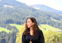 Sastanci Osmani sa građanima ocenjeni kao priprema terena za povratak u politiku FOTO: Vjosa Osmani FB