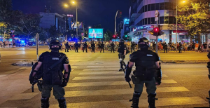MUP saopštio da su policajci napadnuti u Novom Sadu, novinari i svedoci tvrde suprotno