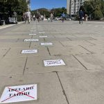 Ispred kosovske skupštine postavljena „Staza srama“ sa imenima poslanika aktuelnog saziva