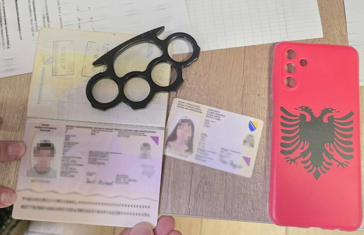 MUP Srbije: Kod Pionirskog parka privedeni državljani BiH, kod jednog pronađen bokser i maska za telefon sa simbolima albanske zastave