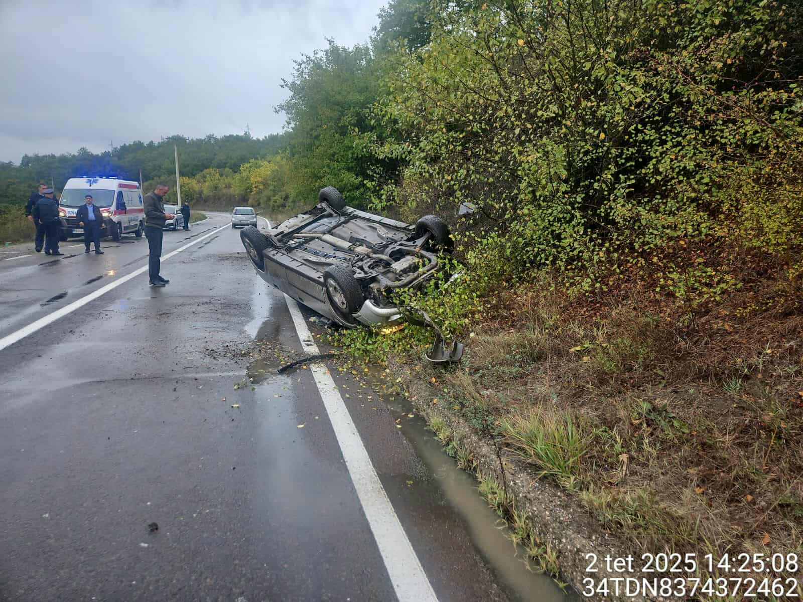Usled vremenskih nepogoda, automobil sleteo sa puta u Leposaviću