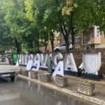 Srpska lista snimala predizborni spot dok se uklanjala ćirilična instalacija „Ja volim K.Mitrovicu“