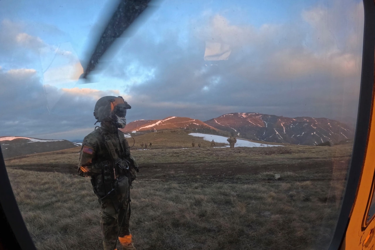 Pripadnici KFOR-a helikopterima na ključnim područjima na Severu Kosova