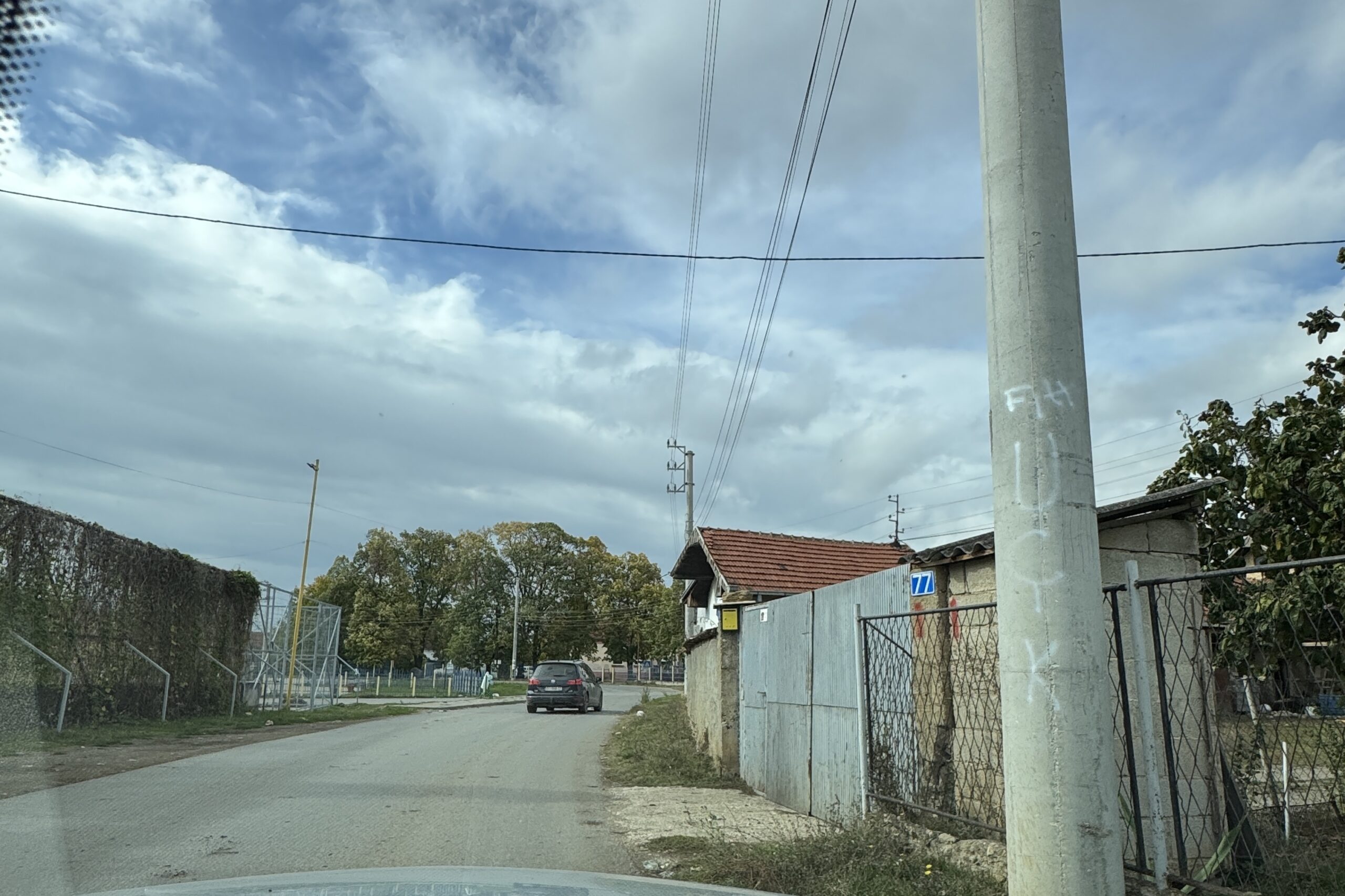 Kosovski savez: Grafiti „UČK“ na stubovima u selu Dobrotin