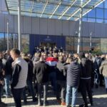 Obustavljen gradski saobraćaj u Prištini zbog neisplaćenih plata, protest ispred vlade