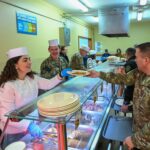 Osmani u kecelji i kuvarskoj kapici služila američke pripadnike KFOR-a povodom američkog praznika – Dana zahvalnosti