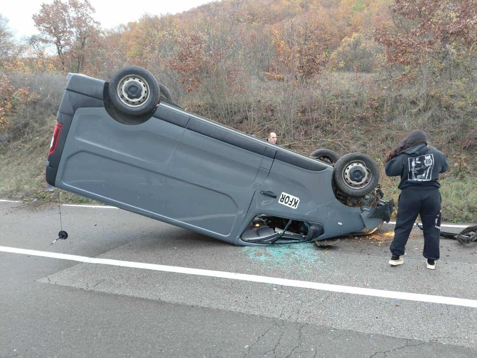 Kod Slatine se prevrnulo vozilo KFOR-a - saobraćaj obustavljen u jednom pravcu 