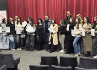 Polaznicima prve generacije UNS-ove novinarske škole u Gračanici uručene diplome FOTO: UNS
