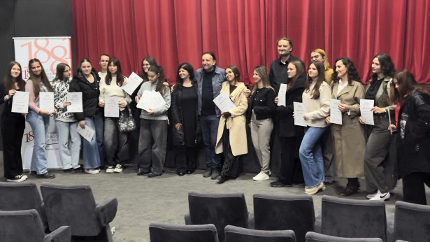 Polaznicima prve generacije UNS-ove Novinarske škole u Gračanici uručene diplome