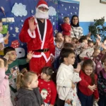 Deda Mraz podelio novogodišnje paketiće deci u Goraždevcu