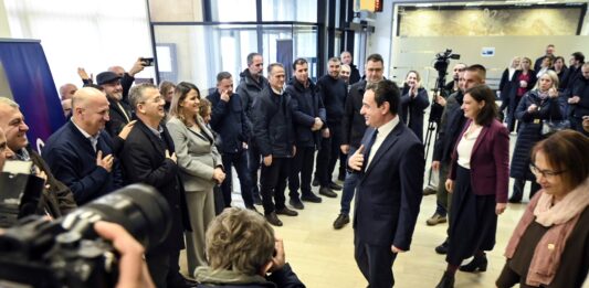 FOTO: Aljbin Kurti obišao kosovski telekom