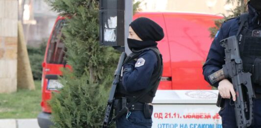 kp kosovska policija ilustracija dva policajca policajci
