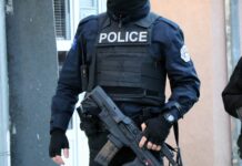 Masovne racije Tužilaštva u Prizrenu protiv bivših rukovodilaca Kosovskog biroa za osiguranje kp kosovska policija ilustracija dva policajca policajci