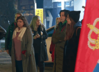 Reporter Rešetke: Taksistkinja u Leskovcu probala da probije blokadu i da prođe kroz novinare