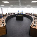 Kurti najavio „postepenu integraciju“ srpskog zdravstva i školstva, dan nakon faktičkog odlaganja primene dva zakona FOTO: Kurti sa ambasadorima/ Kosovska vlada