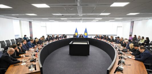 FOTO: Kurti sa ambasadorima/ Kosovska vlada