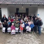 Udruženje „Sveti Sava“ iz Novog Sada podelilo patike deci u Suvom Grlu, Banju i Crkolezu