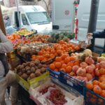 Uprkos tmurnom vremenu, ponuda na mitrovačkoj pijaci i na ovaj Badnji dan raznolika