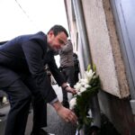 Kurti jutros u Bošnjačkoj mahali odao počast albanskom dečaku koji je stradao pre 25 godina tokom sukoba Srba i Albanaca