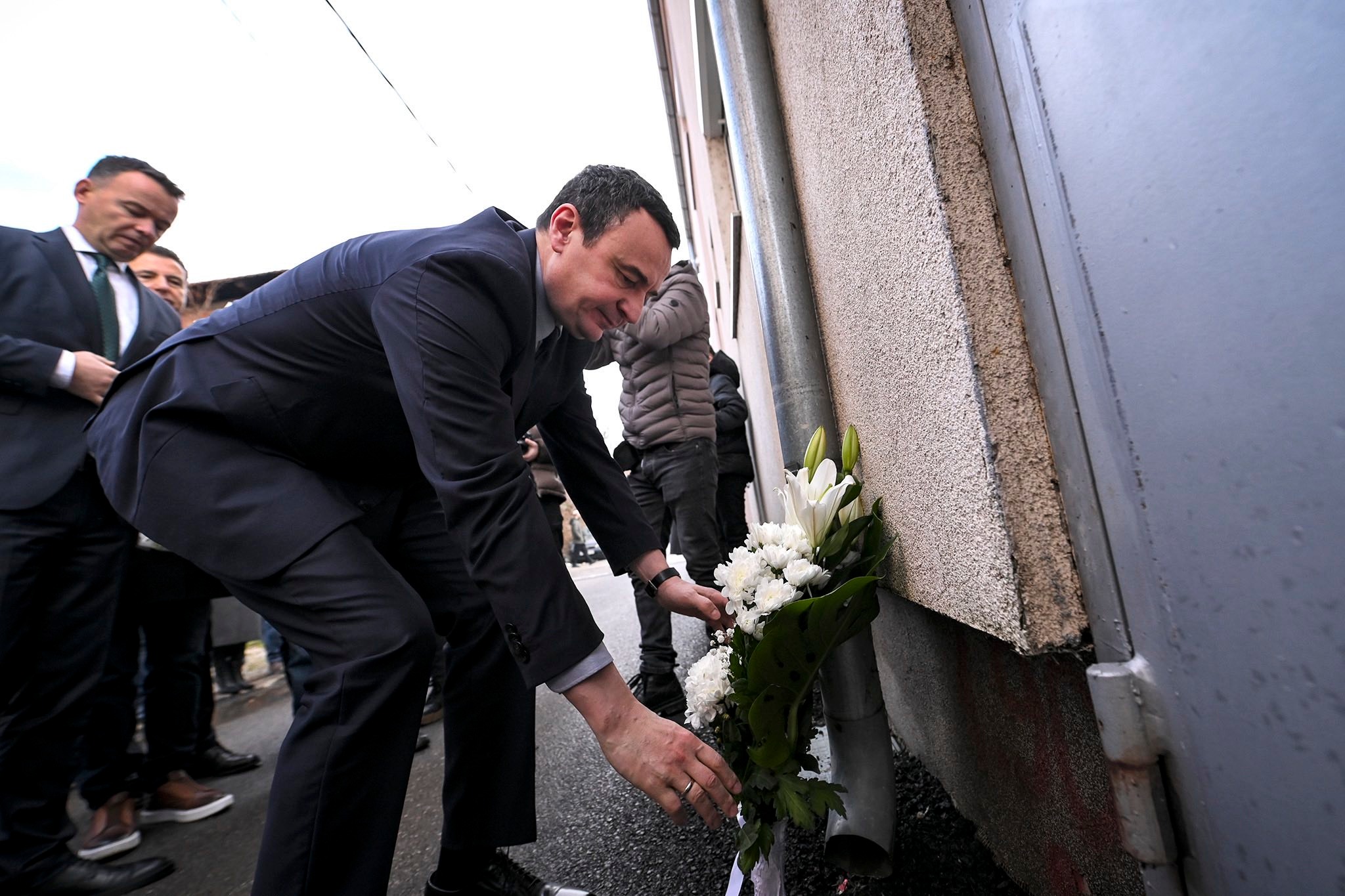 Kurti jutros u Bošnjačkoj mahali odao počast albanskom mladiću stradalom pre 25 godina tokom sukoba Srba i Albanaca