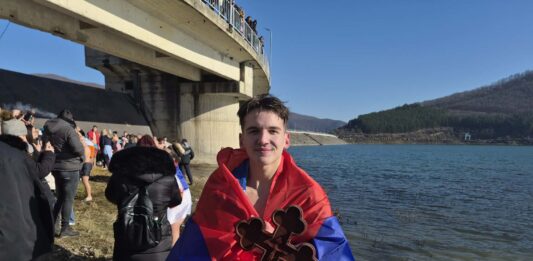 FOTO: Mateja Kasalović, prvi doplivao do Časnog Krsta/KoSSev