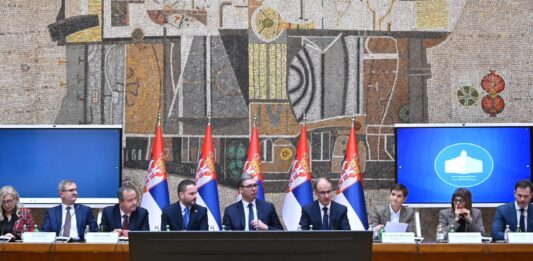 FOTO: Aleksandar Vučić sa vladom, Fejsbuk