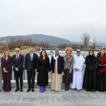 Osmani pozirala na glavnom mostu u Mitrovici sa delegacijom iz UAE